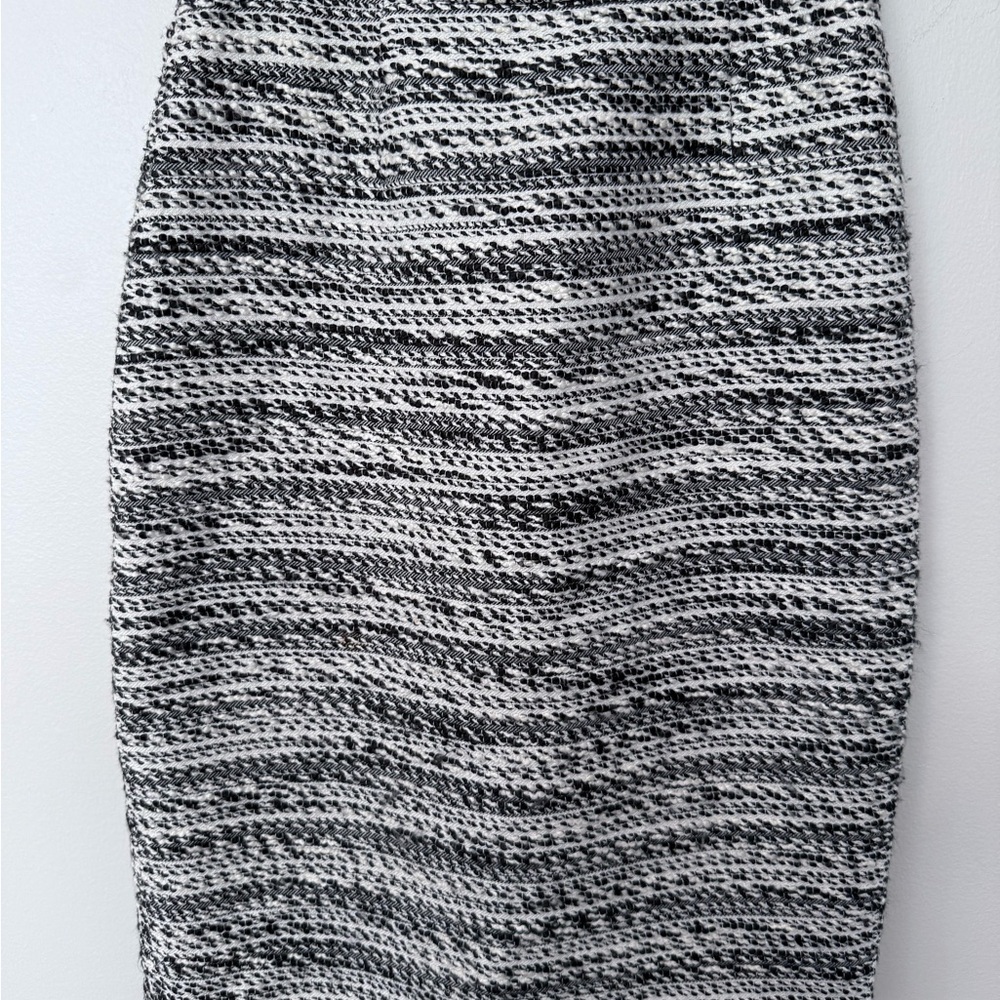 Kasper Black and White/cream Textured Pencil Skirt side zip and small back split